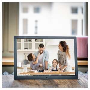 Sencor SDF 1571 Digitaler Bilderrahmen zeigt ein Familienfoto - Sencor