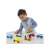 Gyermek játszik a Melissa & Doug 9 darabos fa autó szettel