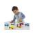 Gyermek játszik a Melissa & Doug 9 darabos fa autó szettel