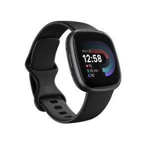 Pohľad pod uhlom na inteligentné hodinky Fitbit Versa 4 Čierne s displejom na sledovanie kondície - Smart zariadenia