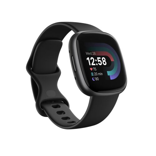 Pohľad pod uhlom na inteligentné hodinky Fitbit Versa 4 Čierne s displejom na sledovanie kondície