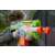 Gyermek játszik a Nerf Elite 2.0 Double Punch szivacslövő fegyverrel, zöld és kék játékpuska két csővel