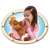 Lány játszik az Emotion Pets Toffee Interaktív plüss pónival, barna, 36cm