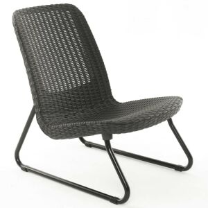 Nahaufnahme eines Keter Rio Graphitstuhls, Rattan-Look-Design - Gartengarnituren