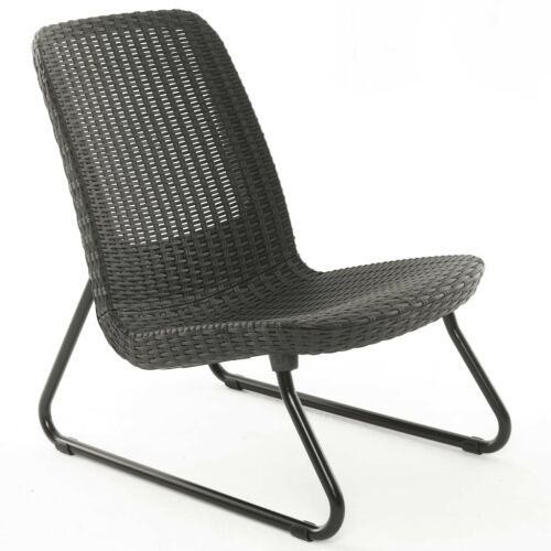 Nahaufnahme eines Keter Rio Graphitstuhls, Rattan-Look-Design