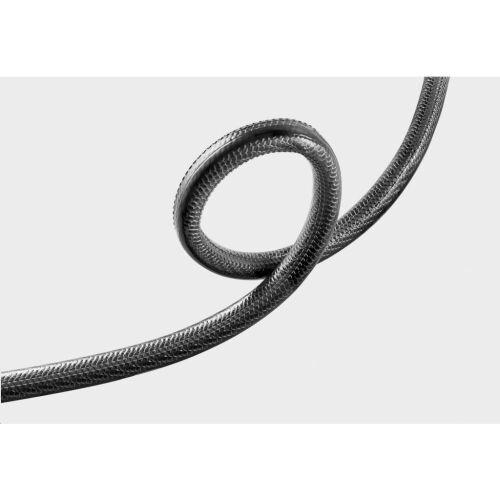 Közelkép a Karcher PrimoFlex Premium 1/2 hüvelykes kerti tömlőről, mely bemutatja a rugalmasságát - Karcher