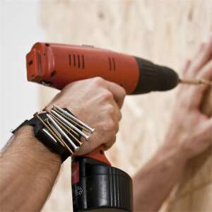 Brățară magnetică Handy în uz cu șuruburi și burghiu - Suporturi pentru scule