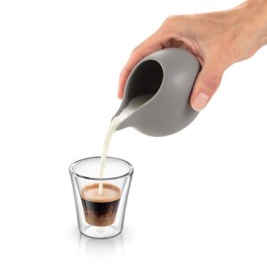 Sahne aus FANCY HOME Stones grauem Milchkrug in Kaffee gießen - Küchenaccessories