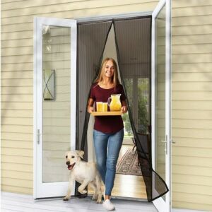 Frau und Hund gehen durch ein universelles magnetisches Fliegengitter - Iso Trade