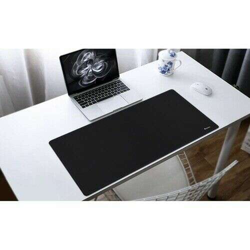 Black IZOXIS XXL gaming mousepad on a desk with a laptop, a cup, and a mouse