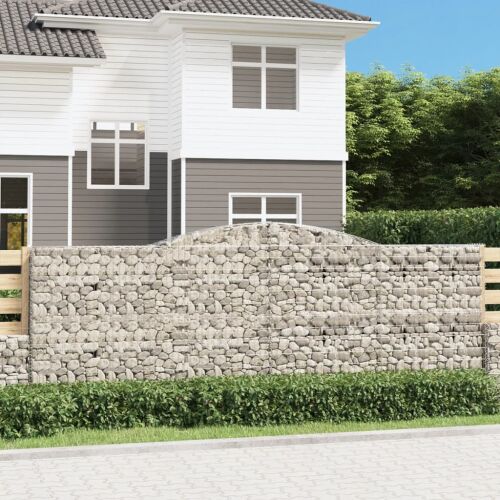 Gabion kőfal íves tetővel egy modern kertben, kövekkel töltve - Kerítéselem