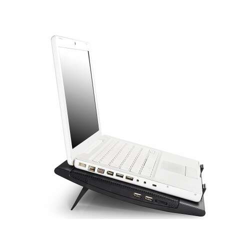 DeepCool WIND PAL FS Laptop hűtőpad laptoppal a tetején, használatban