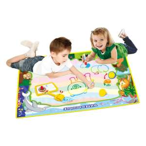 Doi copii desenează pe o covor de apă Aquadoodle mare cu pixuri colorate - Jocuri si jucarii creative