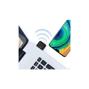 USB Bluetooth 5.0 adapter, amely lehetővé teszi a vezeték nélküli eszközök csatlakoztatását a laptophoz vagy PC-hez, a képen egy laptophoz és egy okostelefonhoz csatlakoztatva - Bluetooth adapter