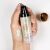 TUZ Snail Tri-Color Make-up Primer mit Schneckenextrakt, 35 ml, in der Hand mit Farbfeld
