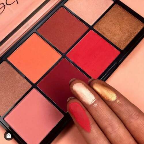 Technic Jungle Fever Blush Highlight Palette, 8 odcieni, próbki na dłoni