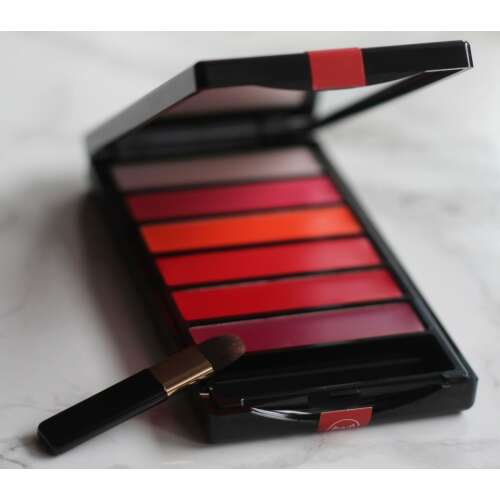 Loreal Color Riche La Palette Matte Lippenstift Palette, 6 Farben, geöffnete schwarze Kompaktbox mit Spiegel, zeigt Lippenstiftfarben und Applikatorpinsel