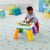 Dijete se igra s edukativnim stolom Fisher-Price Laugh & Learn Around the Town