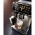 Zbliżenie na ekspres Philips Series 5400 EP5447/90 przygotowujący Latte Macchiato