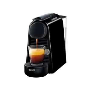 Čierny kapsulový kávovar De'Longhi Essenza Mini, ktorý pripravuje espresso - DeLonghi