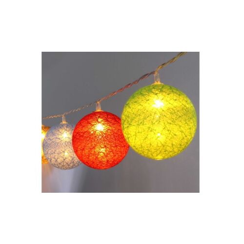 Ghirlandă luminoasă LED cu globuri suspendate - Prim-plan cu sfere colorate