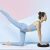 Femeie folosind perna de echilibru Trizand pentru ridicări de picioare