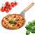 Springos pizzalapát fa nyéllel és pizzával rajta