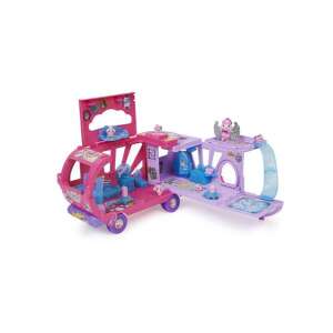 Hatchimals Rainbow Cation Road Camper Deluxe játékkészlet nyitva, bemutatva a belsőt csúszdával és medencével - Spin Master