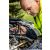 Neo Tools 99-037 újratölthető LED zseblámpa autószereléshez használva