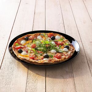 Luminarc Friends fekete pizza tányér pizzával a fa asztalon - Luminarc