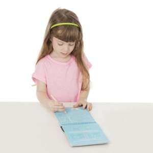 Kind benutzt Melissa & Doug On the Go Sea Life Color-Reveal Pad Kratzbildbuch - Melissa & Doug