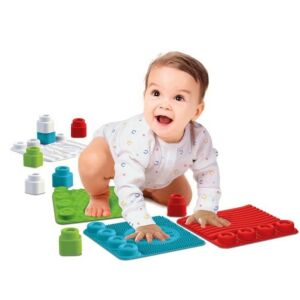 Baby spielt mit Clemmy Soft Sensorischer Pfad Fliesen und Blöcken - Entwicklungsspiele für Babys