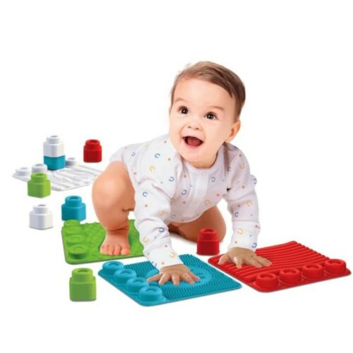 Baby spielt mit Clemmy Soft Sensorischer Pfad Fliesen und Blöcken