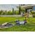 Pompă de grădină Gardena 6500 Silent Comfort udă gazonul, familie în fundal