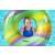 Dievča používa Bestway Rainbow Float 119cm Nafukovací kruh do bazéna v bazéne