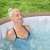 Nő relaxál a Lay-Z-Spa Palm Springs felfújható jakuzziban