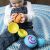 Kisgyermek játszik a Tomy Fat Brain Toys OombeeBall játékkal
