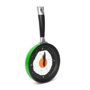 Zelená nástenná hodina v tvare panvice s dizajnom smaženého vajca, ručičky sú vidlička a nôž, dekorácia do kuchyne - Home by Somogyi