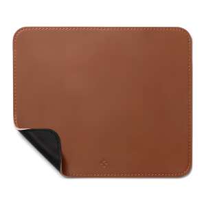 Spigen LD301 brązowa skórzana podkładka pod mysz, widoczna górna strona i róg antypoślizgowej gumowej podstawy - Spigen