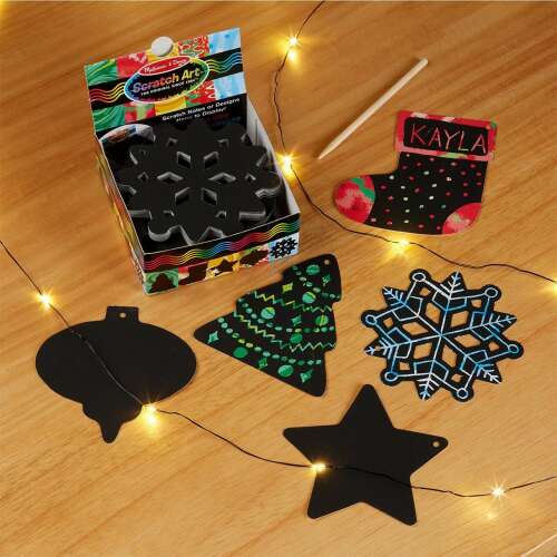 Melissa & Doug Karcolj és Rajzolj Ünnepi Díszek, 125 fekete karcolható papír dísz 5 formában: fa, zokni, csillag, dísz, hópehely, fa karcoló ceruzával, tökéletes karácsonyi kézműveskedéshez és dekorációhoz