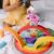 Gyerek játszik a Melissa & Doug Blue's Clues szivárvány puzzle játékkal
