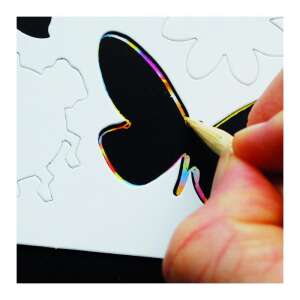 Sycomore Scratch Art, Nahaufnahme eines schwarzen Scratch-Art-Papiers mit einem Schmetterlingsdesign, das mit einem Holzstift gekratzt wird - Kunst & Handwerk Sets
