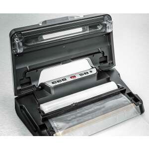 Rommelsbacher VAC 485 Вакуумно запечатващ уред, черен, отворен, показващ вътрешността с ролка вакуумни торбички - Вакуумно заваряване на фолио