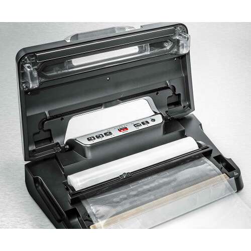 Rommelsbacher VAC 485 Вакуумно запечатващ уред, черен, отворен, показващ вътрешността с ролка вакуумни торбички