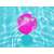 Rosa Glitzer-Strandball schwimmt im Poolwasser