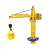 A sárga játék építőipari daru karjának és horogjának közeli képe, amely bemutatja az emelő és leeresztő mechanizmust