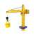 A sárga játék építőipari daru karjának és horogjának közeli képe, amely bemutatja az emelő és leeresztő mechanizmust