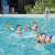 Copiii folosesc noodle Bestway 32217 în piscină