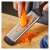 Fiskars Functional Form feine Reibe, schwarze und orangefarbene Reibe mit einem Behälter, im Einsatz mit Karotte