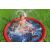 Kind spielt in Bestway Spider-Man Planschmatte mit Sprinklern